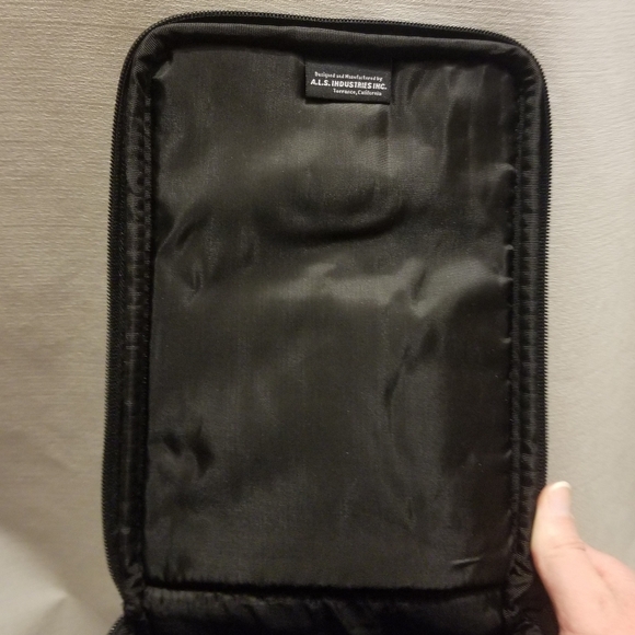 Like new Gameboy silver & black carrying case - Picture 3 of 4